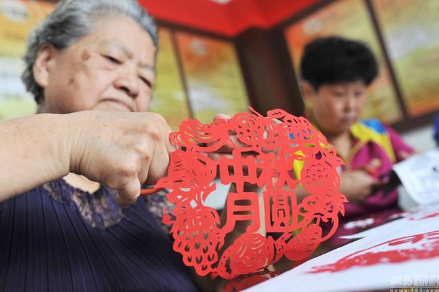 青岛八旬老人高蔼云通过剪纸形式,庆贺中国的传统节日“中秋节”的到来。 青岛八旬老人高蔼云通过剪纸形式,庆贺中国的传统节日“中秋节”的到来。
