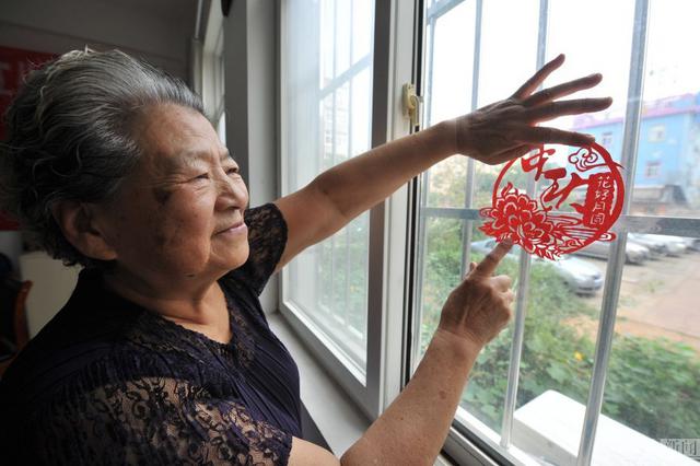 青岛八旬老人高蔼云通过剪纸形式,庆贺中国的传统节日“中秋节”的到来。 青岛八旬老人高蔼云通过剪纸形式,庆贺中国的传统节日“中秋节”的到来。