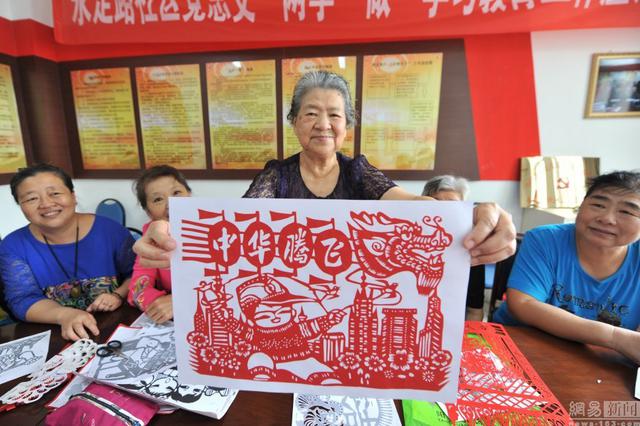 青岛八旬老人高蔼云通过剪纸形式,庆贺中国的传统节日“中秋节”的到来。 青岛八旬老人高蔼云通过剪纸形式,庆贺中国的传统节日“中秋节”的到来。