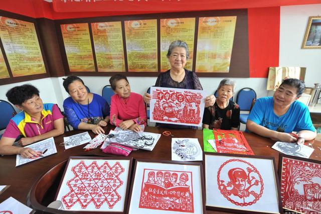 青岛八旬老人高蔼云通过剪纸形式,庆贺中国的传统节日“中秋节”的到来。 青岛八旬老人高蔼云通过剪纸形式,庆贺中国的传统节日“中秋节”的到来。