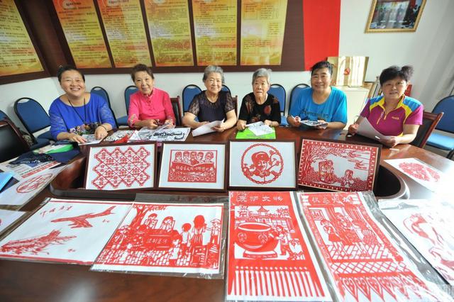 青岛八旬老人高蔼云通过剪纸形式,庆贺中国的传统节日“中秋节”的到来。 青岛八旬老人高蔼云通过剪纸形式,庆贺中国的传统节日“中秋节”的到来。