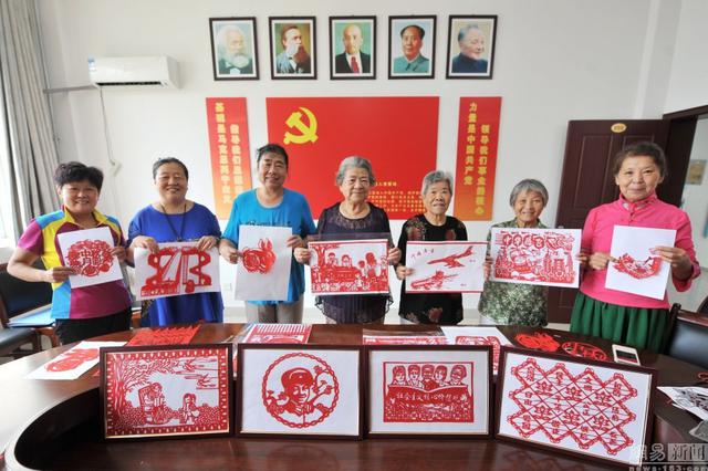 青岛八旬老人高蔼云通过剪纸形式,庆贺中国的传统节日“中秋节”的到来。 青岛八旬老人高蔼云通过剪纸形式,庆贺中国的传统节日“中秋节”的到来。