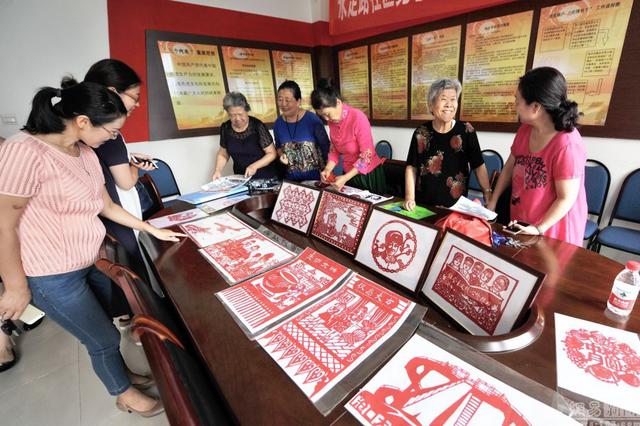 青岛八旬老人高蔼云通过剪纸形式,庆贺中国的传统节日“中秋节”的到来。 青岛八旬老人高蔼云通过剪纸形式,庆贺中国的传统节日“中秋节”的到来。