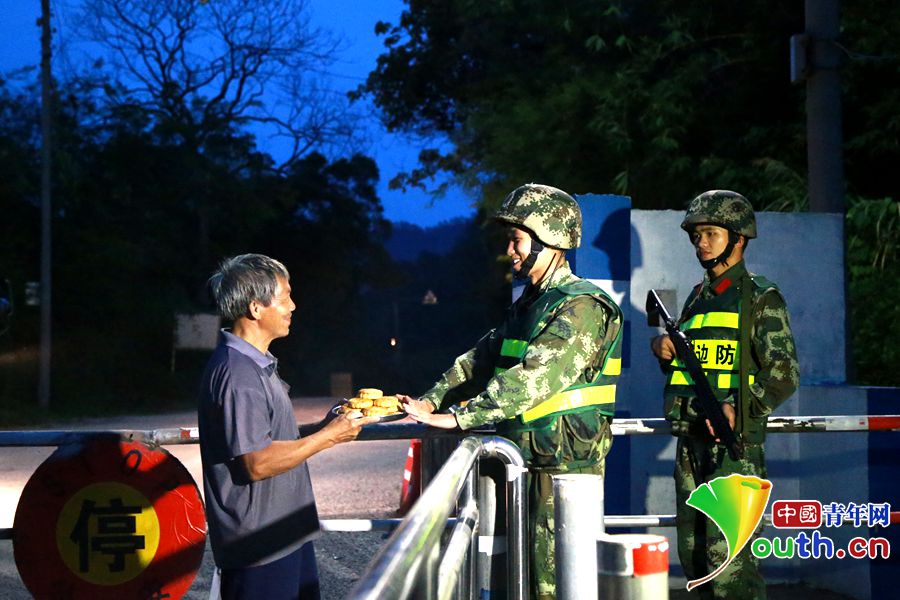 一家不圆万家圆 实拍中秋镇守边关的边防战士