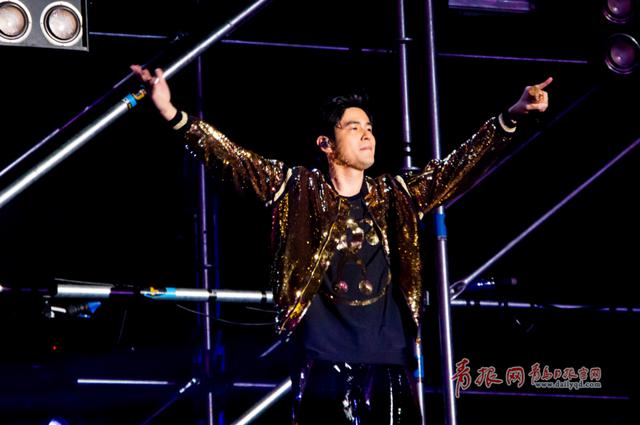 组图:周杰伦青岛开唱 经典歌曲引全场大合唱