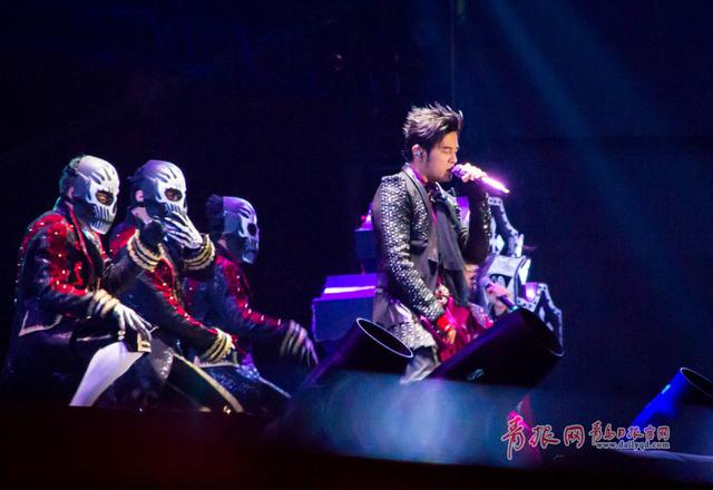 组图:周杰伦青岛开唱 经典歌曲引全场大合唱