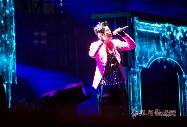 组图:周杰伦青岛开唱 经典歌曲引全场大合唱