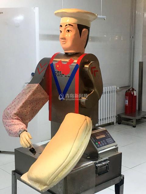 高清:探访山大青岛校区食堂 削面用上了机器人