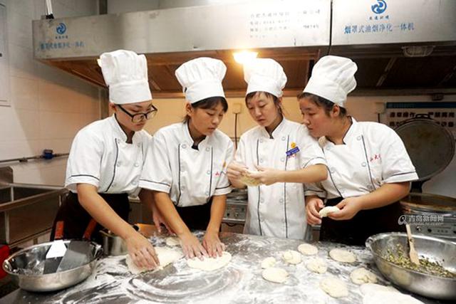 高清:探访山大青岛校区食堂 削面用上了机器人