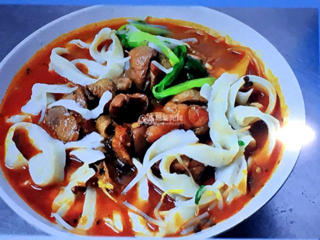 高清:探访山大青岛校区食堂 削面用上了机器人