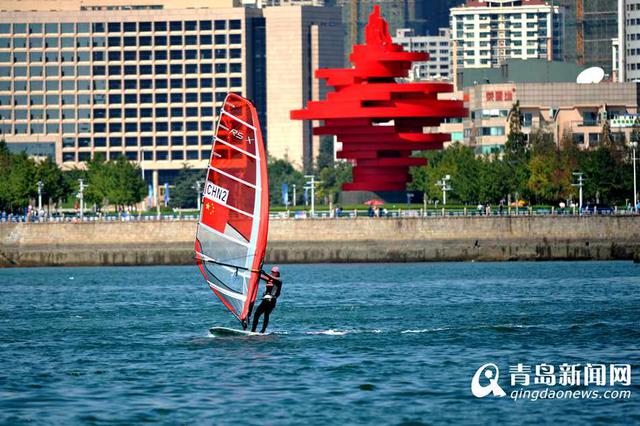 高清:世界杯帆船赛重燃战火 浮山湾畔帆影点点