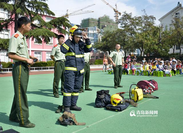 公交起火咋逃生 消防进校园传授自救秘籍