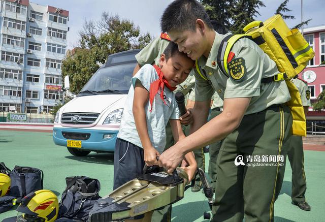 公交起火咋逃生 消防进校园传授自救秘籍