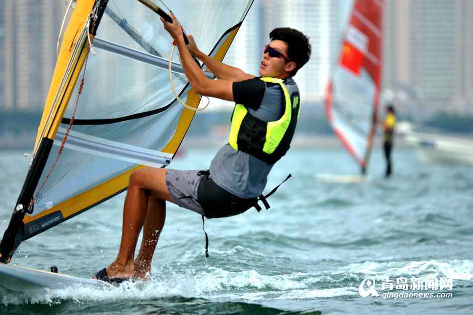 高清:世界杯帆船赛正式开赛 浮山湾畔千帆竞发