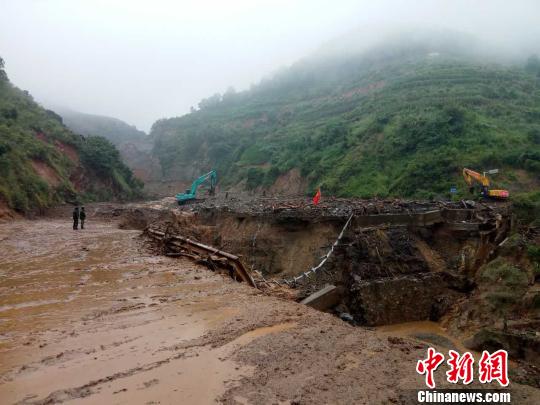 遭遇暴雨泥石流的乌喇么村。 王哲 摄