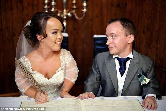 英国一对矮人夫妇举行婚礼 新郎1米1新娘1米25