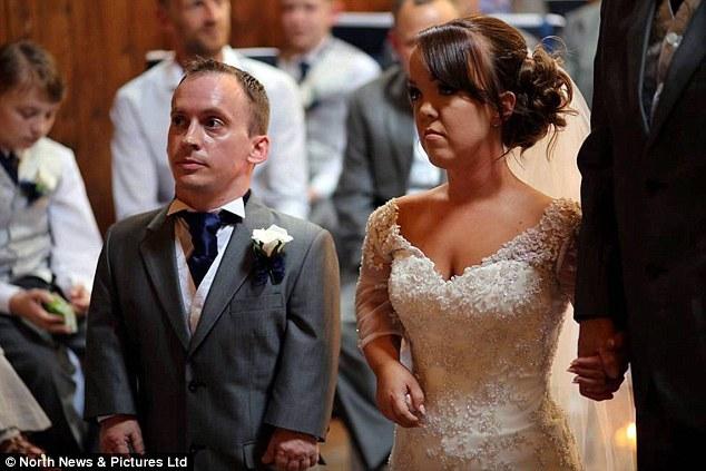 英国一对矮人夫妇举行婚礼 新郎1米1新娘1米25