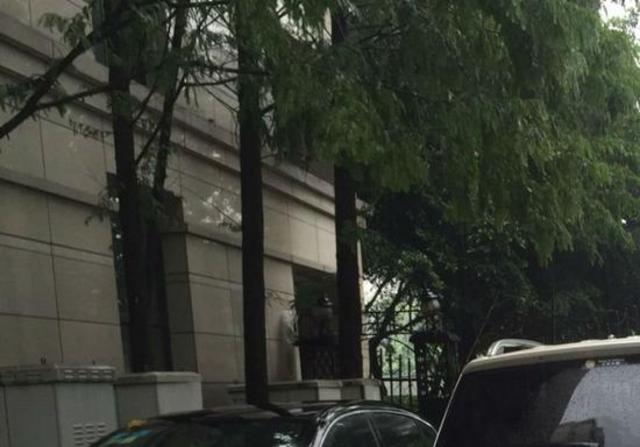 9月20日报道，网友“妙小珊”称，18日下午，其70岁的老妈感到不适送去医院，一辆无人的白色奔驰车停在小区车道中间挡道，车主被物管叫下来挪车，该女车主由此不高兴，堵住生命通道到48分钟，“还不断诅咒患者早点死”。今天，记者联系到事发地成都新里维多利亚公寓的小区物业，物业表示，“事情的经过跟 业主妙小珊讲的差不多，不过今日下午双方在物业的协调下达成和解。”