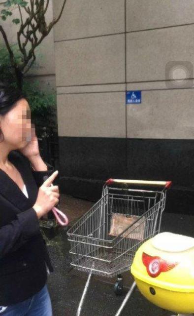 最后，老太被送往医院。记者试图通过社区联系事件中白色奔驰女司机，还原事发经过。社区相关负责人表示，“这个只能她自愿，你只能直接联系她，我们不好介入。”截至记者发稿，暂未联系上帖文里提及的白色奔驰女司机。