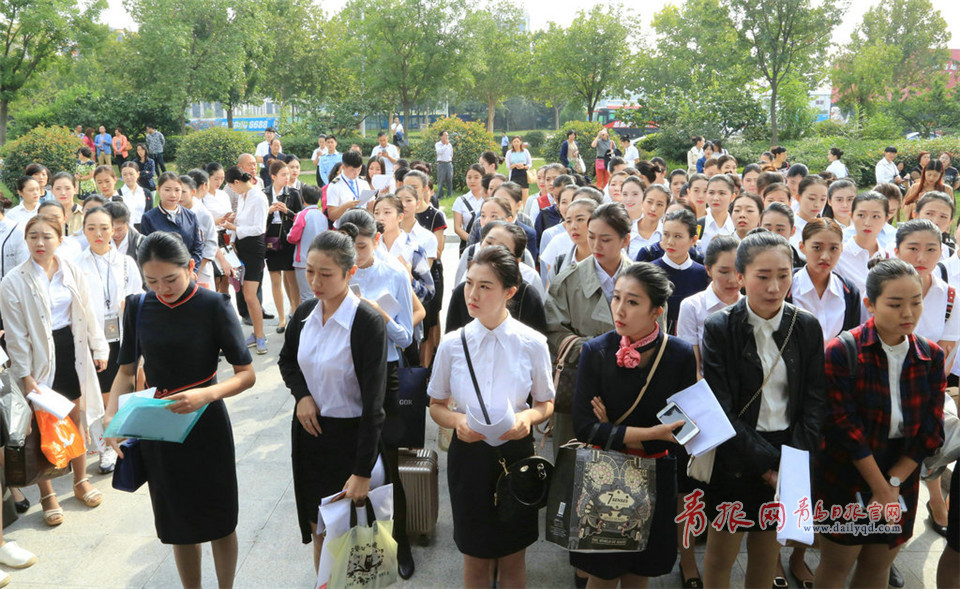 青航招空姐 300名美女应聘75人脱颖而出