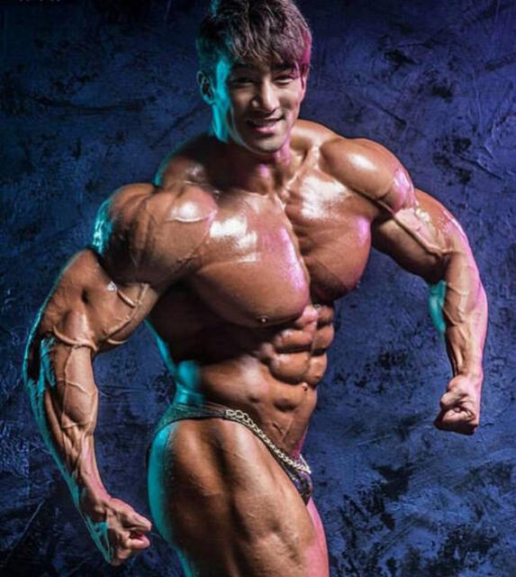     男子15年练出一身变态肌肉 神还原动漫角色