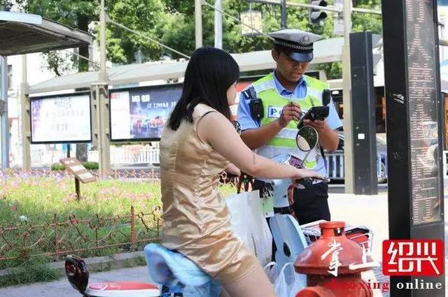 女子骑车逆行被罚 叫嚣交警:互相伤害啊!