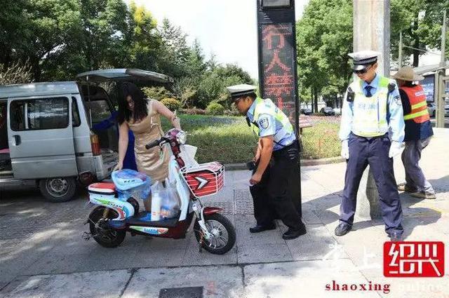 女子骑车逆行被罚 叫嚣交警:互相伤害啊!