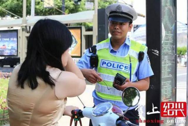 女子骑车逆行被罚 叫嚣交警:互相伤害啊!
