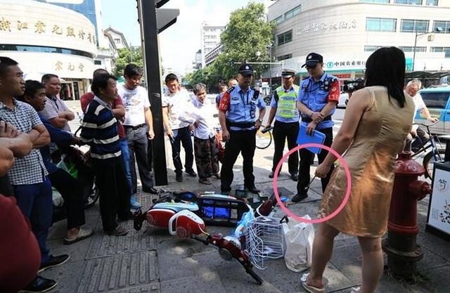 女子骑车逆行被罚 叫嚣交警:互相伤害啊!