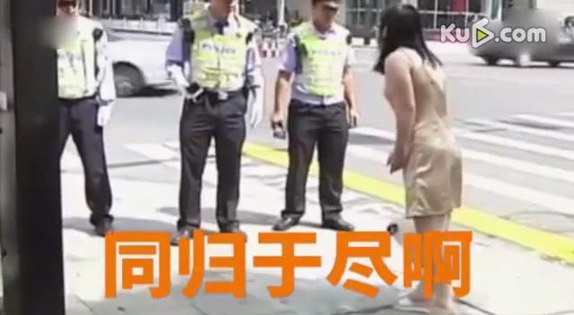 女子骑车逆行被罚 叫嚣交警:互相伤害啊!