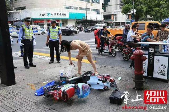 女子骑车逆行被罚 叫嚣交警:互相伤害啊!