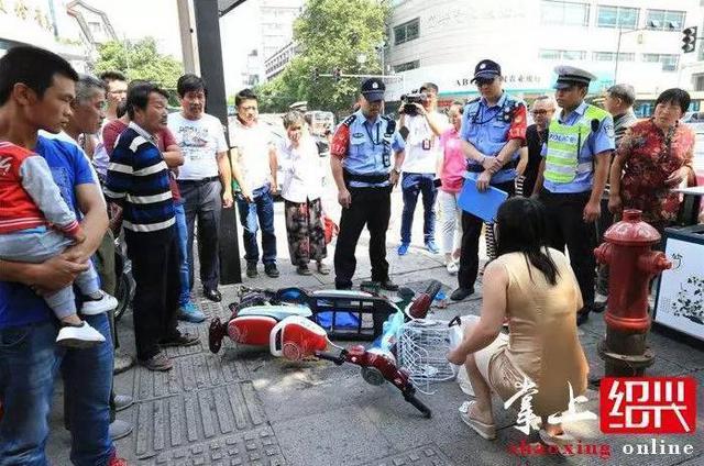 女子骑车逆行被罚 叫嚣交警:互相伤害啊!