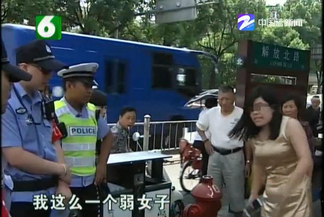 女子骑车逆行被罚 叫嚣交警:互相伤害啊!