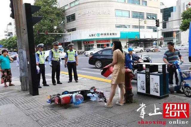 女子骑车逆行被罚 叫嚣交警:互相伤害啊!