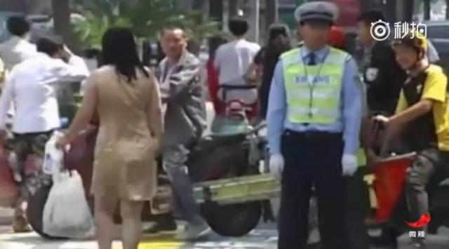 女子骑车逆行被罚 叫嚣交警:互相伤害啊!