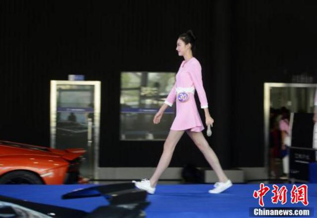 世界旅游小姐超跑中心走秀 争当豪车大使