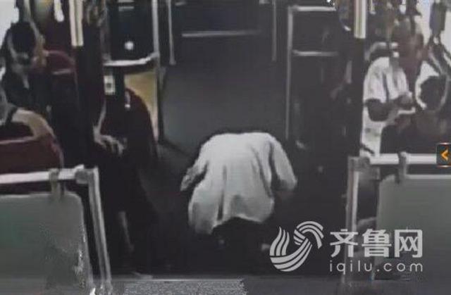 抱狗男子向乘客下跪(视频截图)