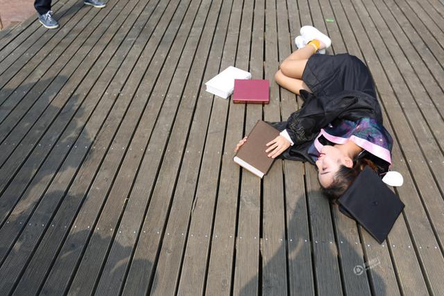 大学新生举行装死大赛冠军成日薪3000主播图