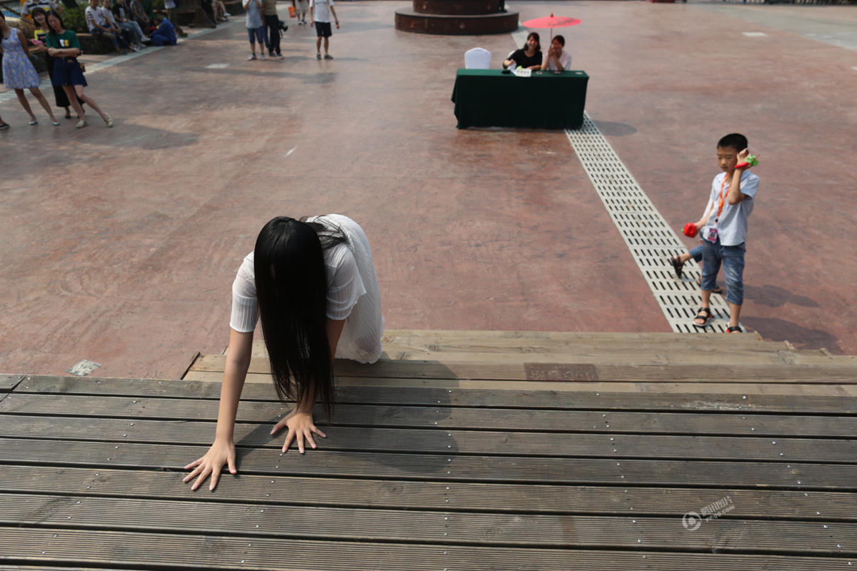 大学新生举行装死大赛 冠军成日薪3000主播(图)