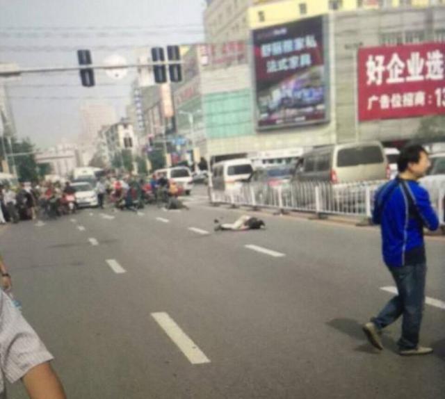 又是女司机！开宝马冲进过街人群致2死6伤(图)