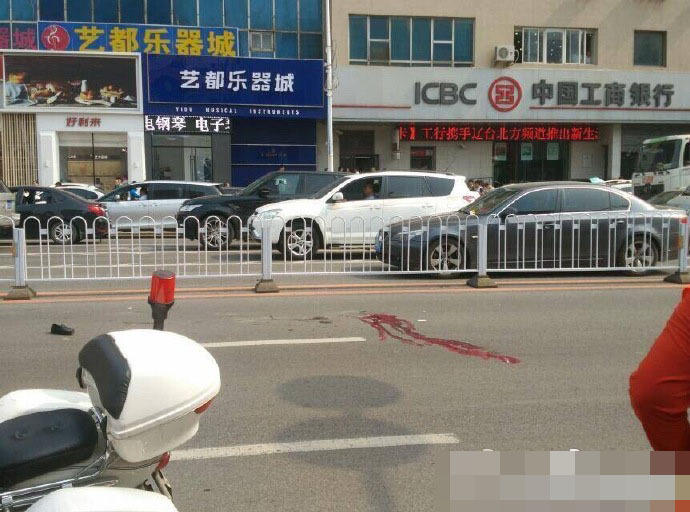 又是女司机！开宝马冲进过街人群致2死6伤(图)