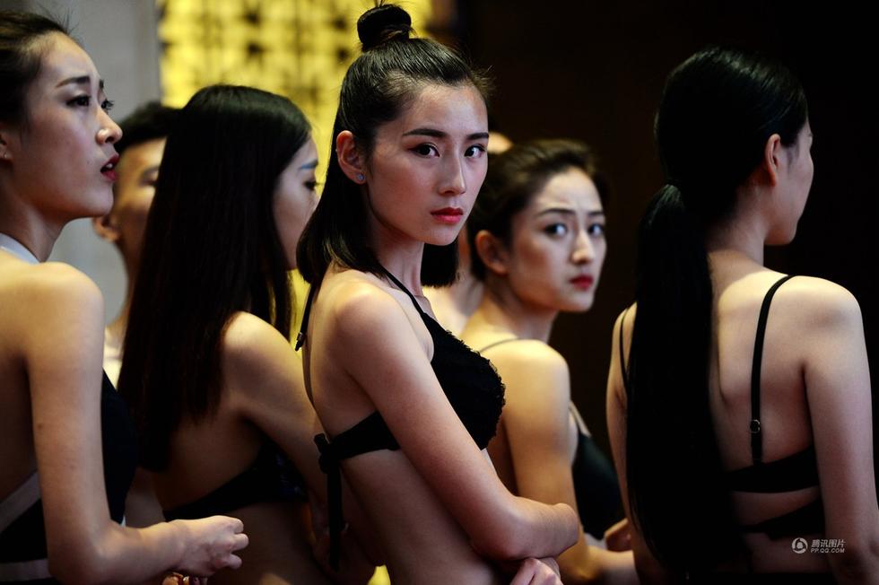 济南举办大学生超模大赛 T台泳装秀性感身材
