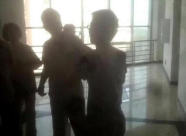 大四男生偷窥高校女厕 校方：即将毕业压力大