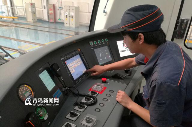 高清:揭秘地铁检修班组 车库如蒸笼高压电相伴