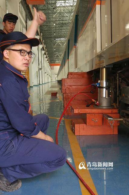 高清:揭秘地铁检修班组 车库如蒸笼高压电相伴