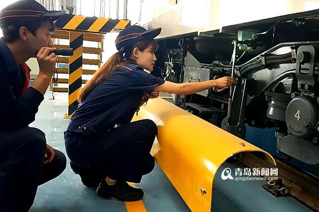 高清:揭秘地铁检修班组 车库如蒸笼高压电相伴