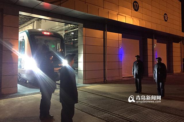 高清:揭秘地铁检修班组 车库如蒸笼高压电相伴