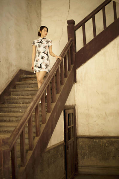 90后美女"副镇长"拍复古写真为家乡代言(图)