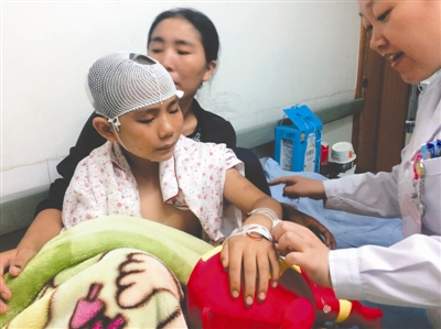 昨日，被西昌泸山猴子咬伤的小杰仍在医院住院