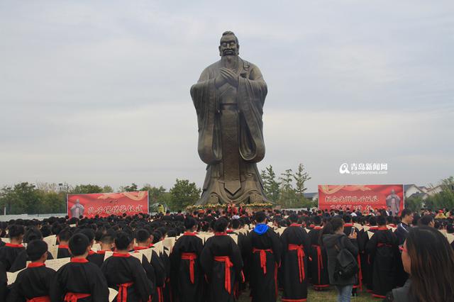 高清:大沽河畔建成巨幅孔子雕像 千人齐诵论语 高清:大沽河畔建成巨幅孔子雕像 千人齐诵论语